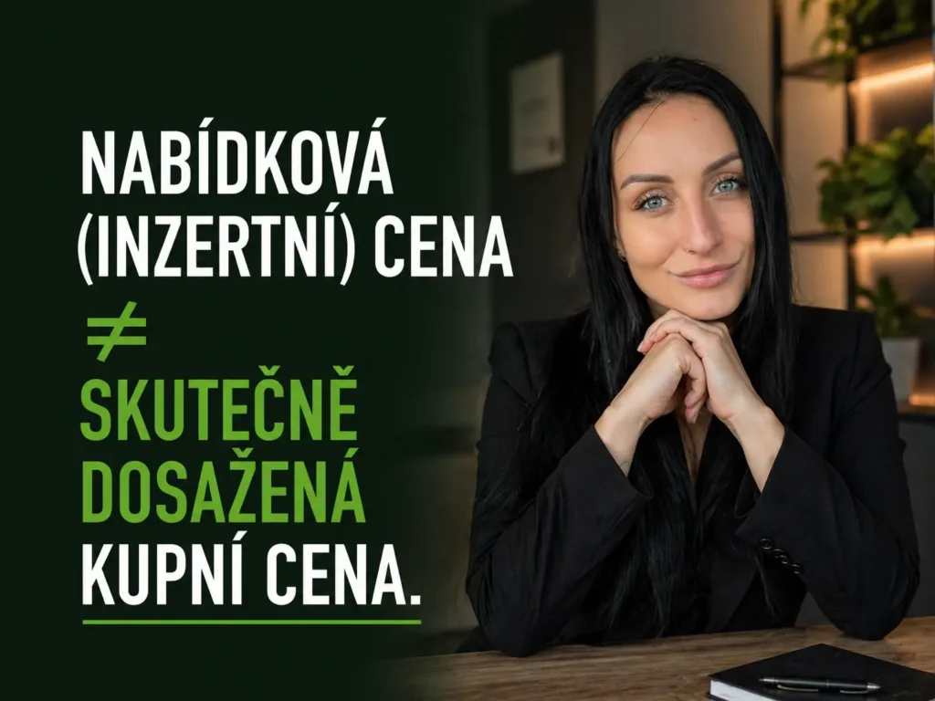 Makléřka v černém oblečení na tmavě zeleném pozadí s textem Nabídková (inzertní) cena se nerovná skutečně dosažené kupní ceně.